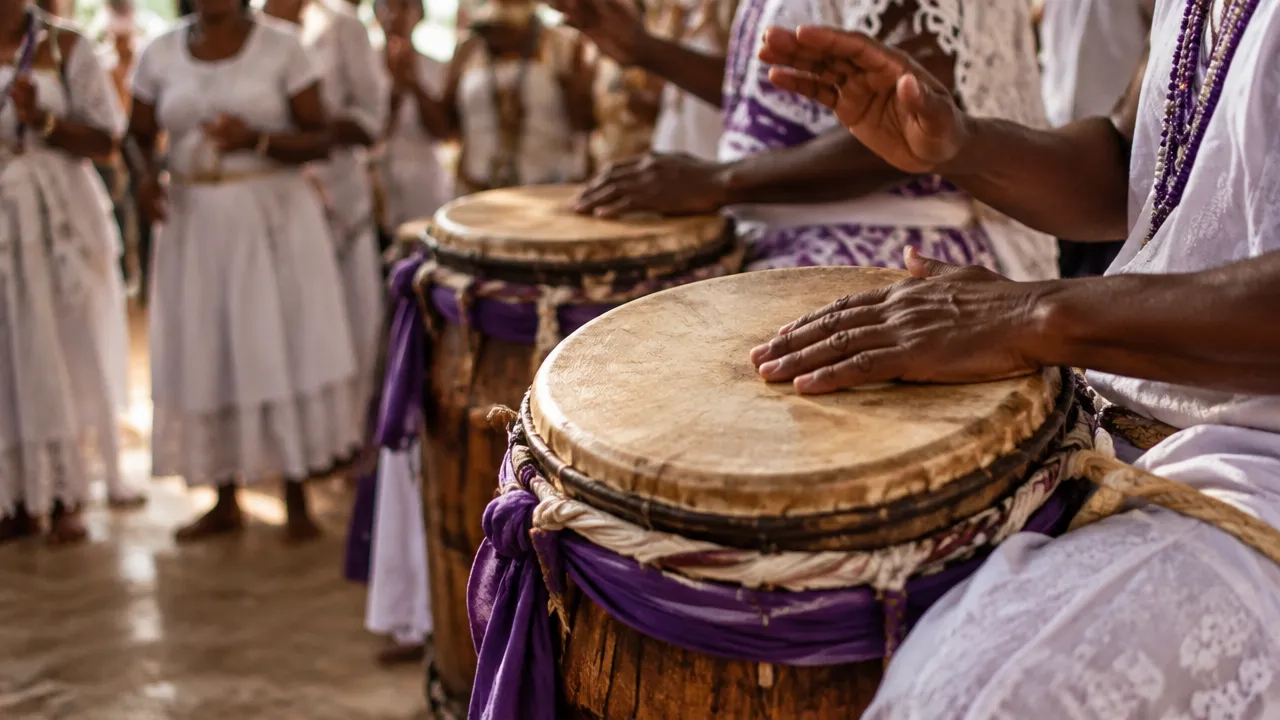 Tambores de madeira e couro acompanhando uma celebração comunitária de matriz afro-brasileira