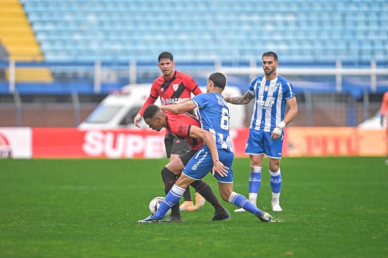 Castigo no fim interrompe reação do Avaí na Série B. Avai 0 x Atlético Goianiense