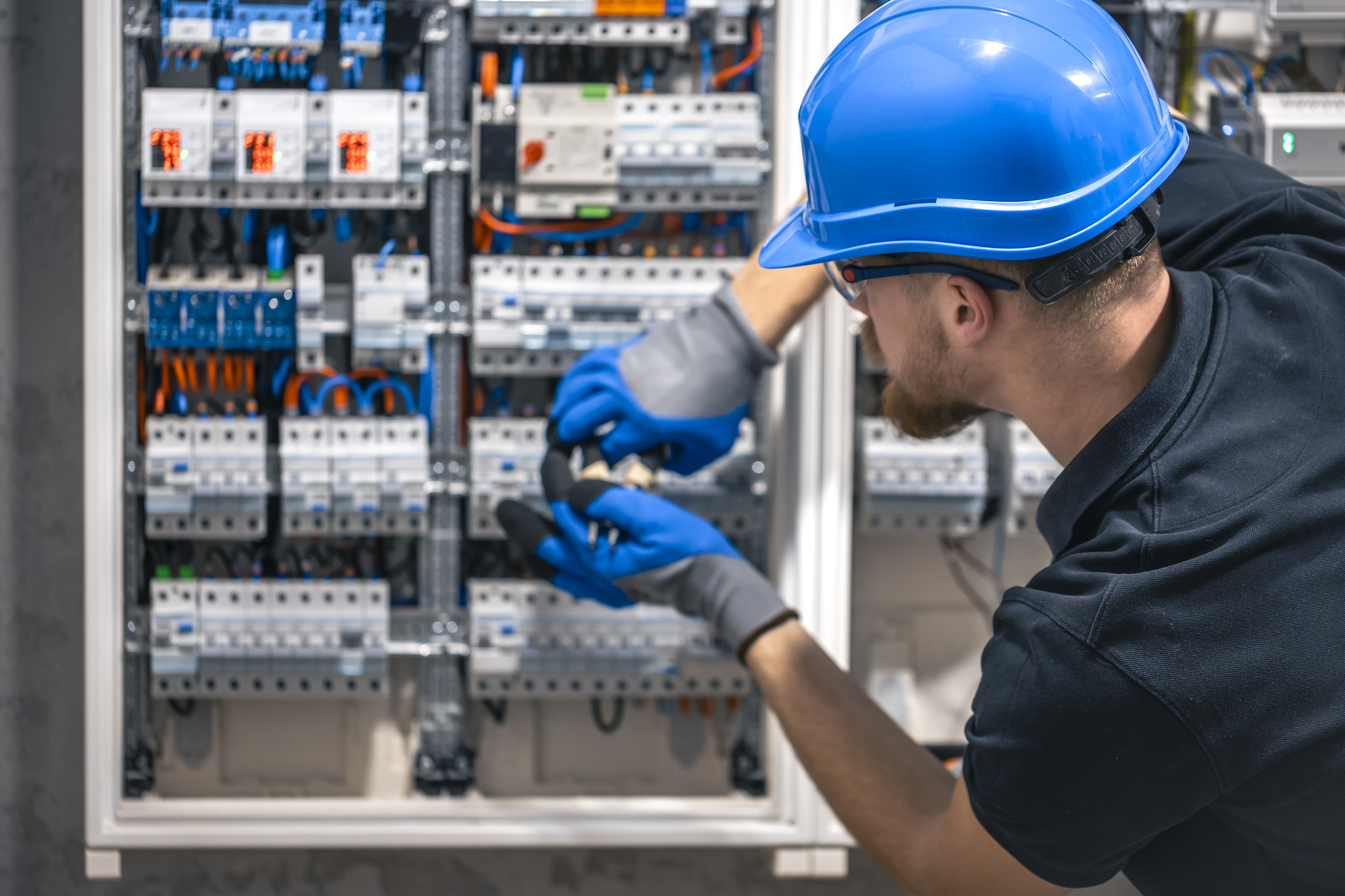 Como reduzir riscos de parada em sistemas elétricos críticos