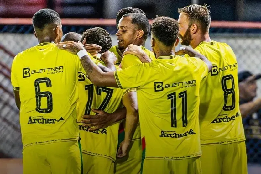 Golaço, vitória e liderança: o Bruscão coloca um pé na próxima fase da Série C