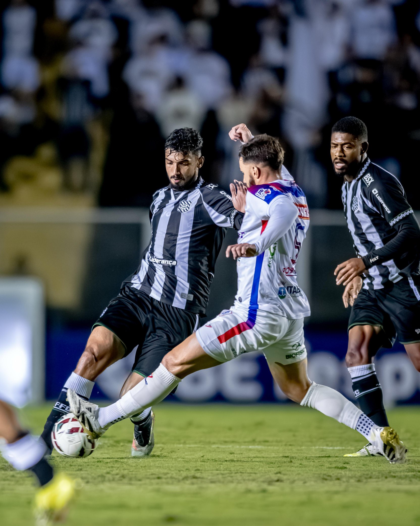 “Vergonha no Scarpelli: Figueirense perde para o lanterna e afunda na mediocridade”