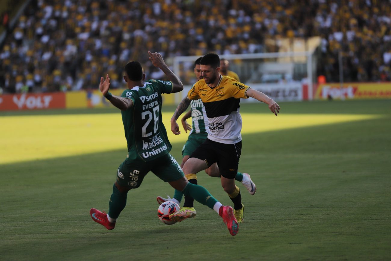 Chapecoense vence no Heriberto Hülse e se coloca como favorita