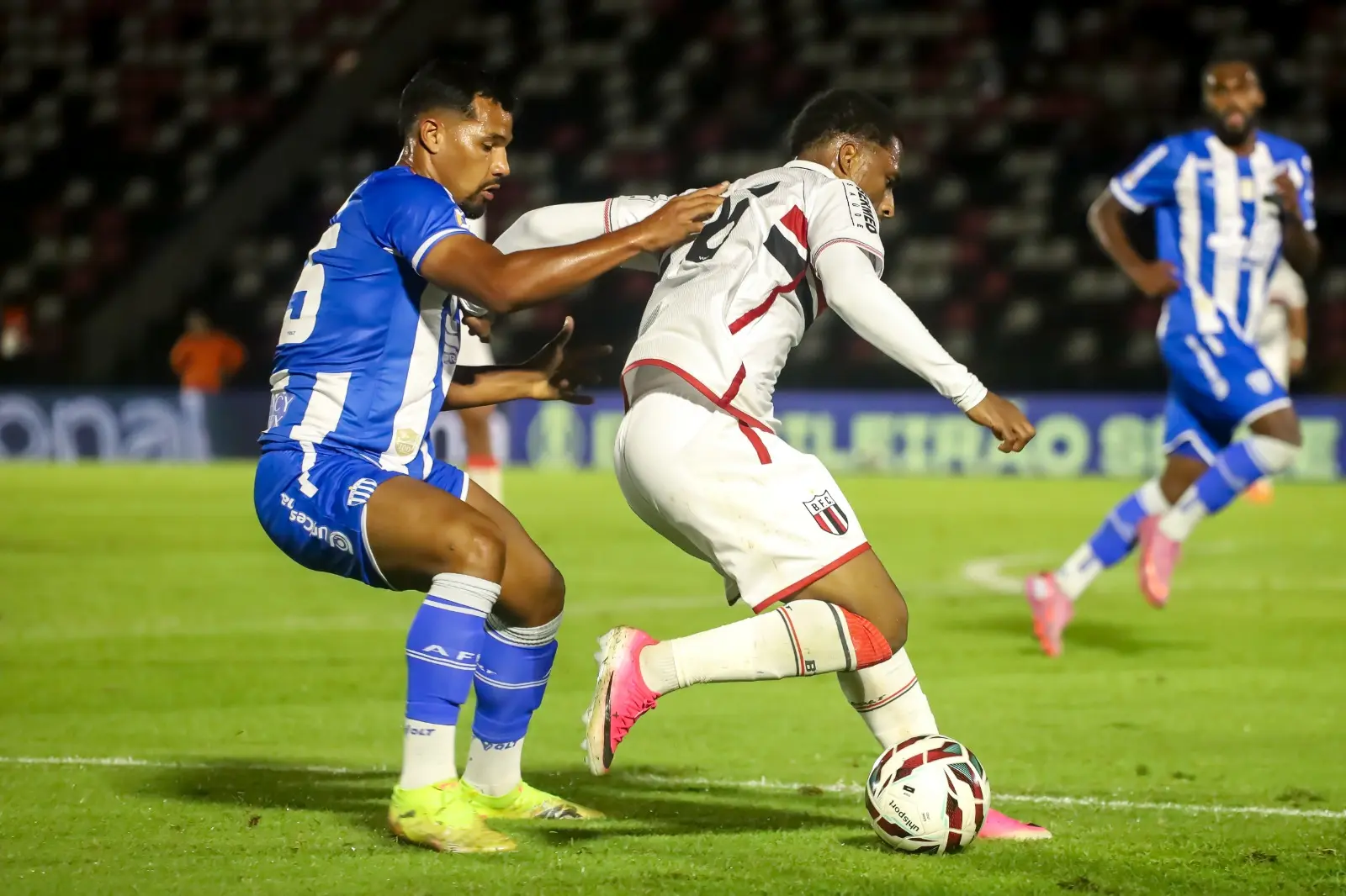 Avaí afunda na Série B, perde para o Botafogo-SP e troca de treinador em meio à crise