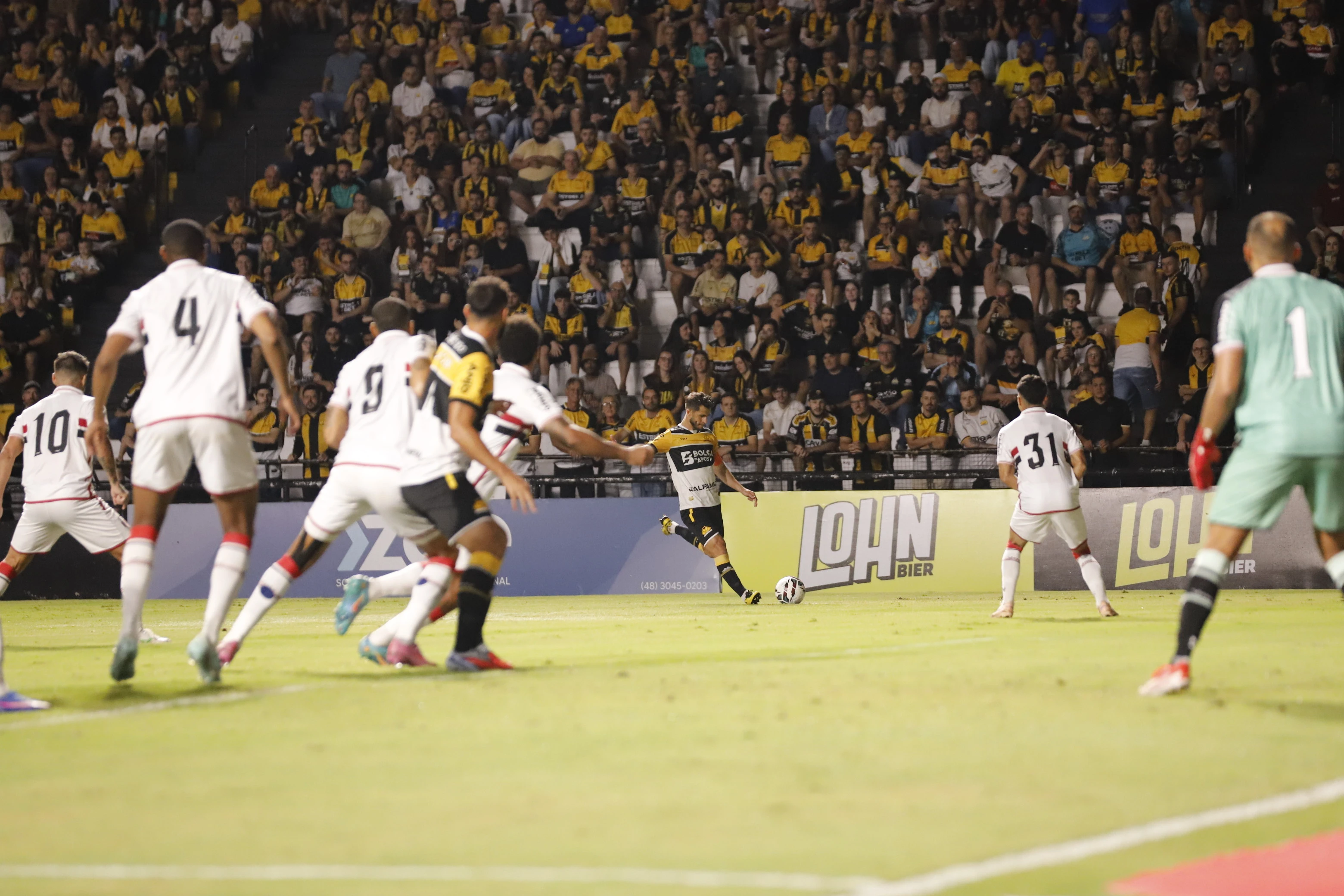 Otero marca golaço no fim e garante vitória do Criciúma