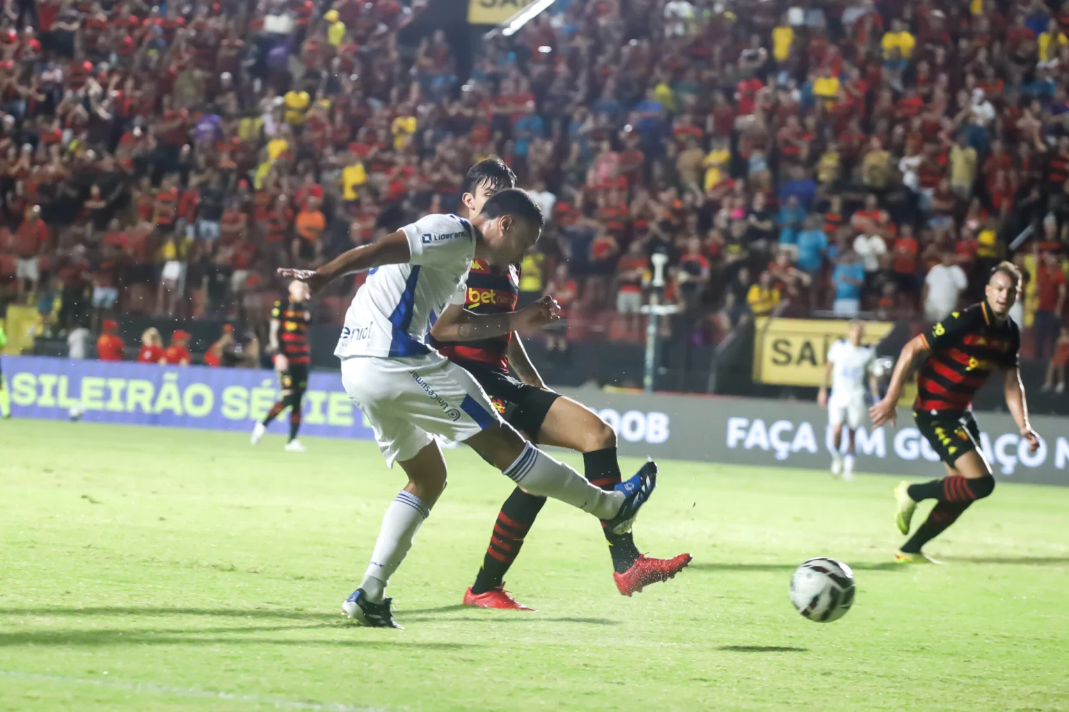 Avaí busca empate heroico em Recife e esbarra em mais um erro de arbitragem
