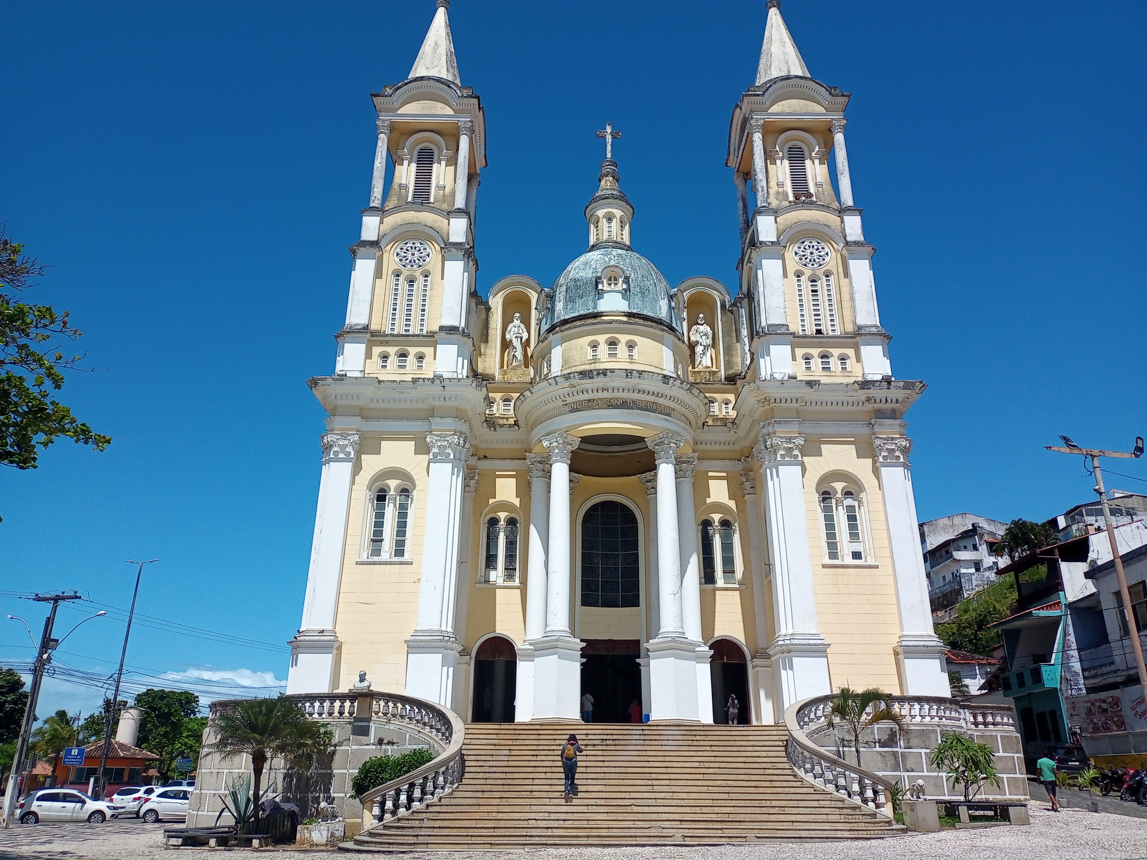 Vista da Catedral de São Sebastião, em Ilhéus, com fachada monumental e entorno urbano histórico
