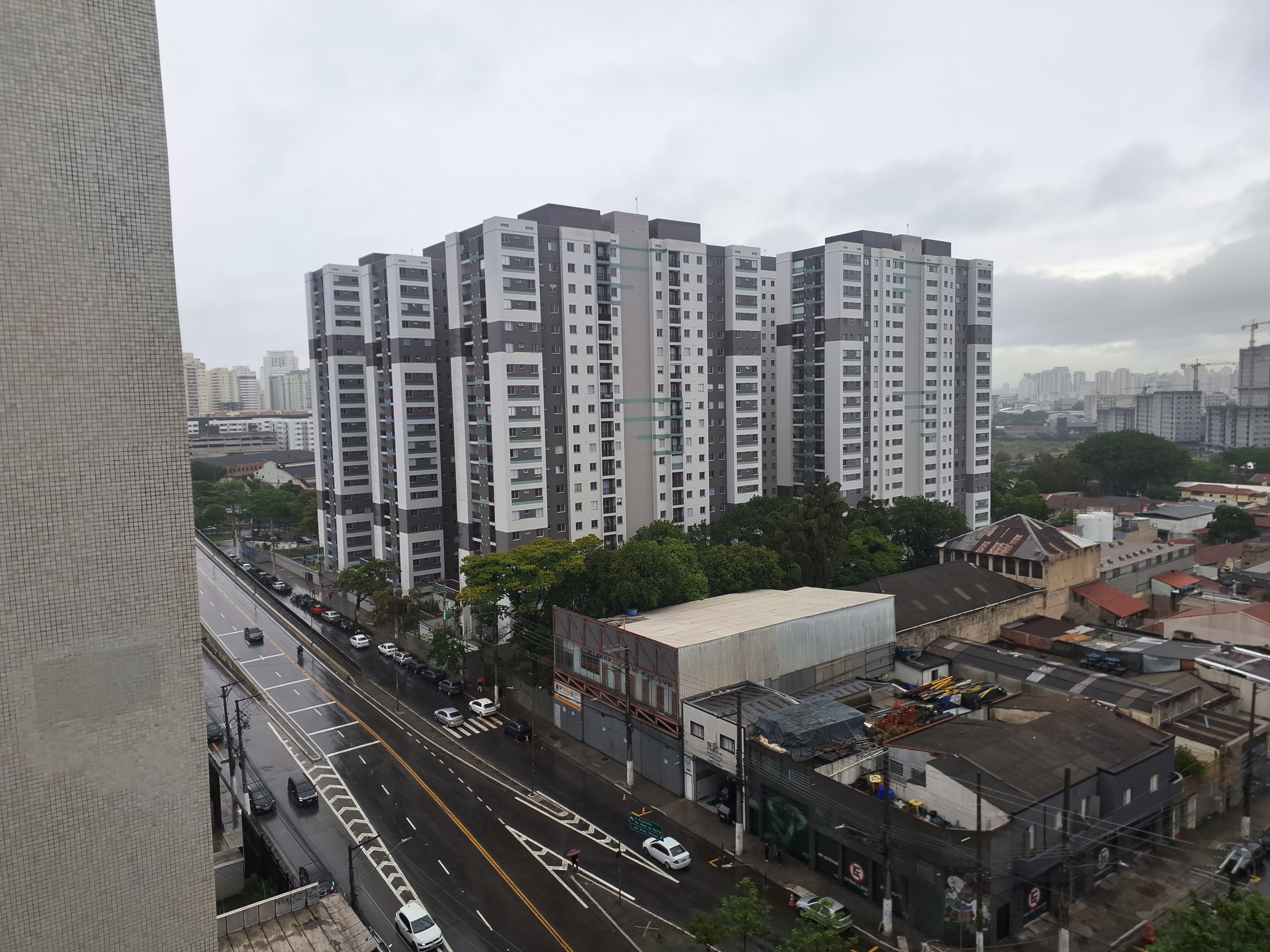 Vista urbana da Mooca, em São Paulo, com prédios residenciais e ruas do bairro