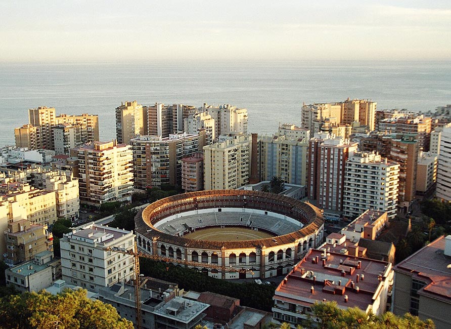 Vista urbana de Málaga que contextualiza um guia sobre avaliação e venda de joias na cidade