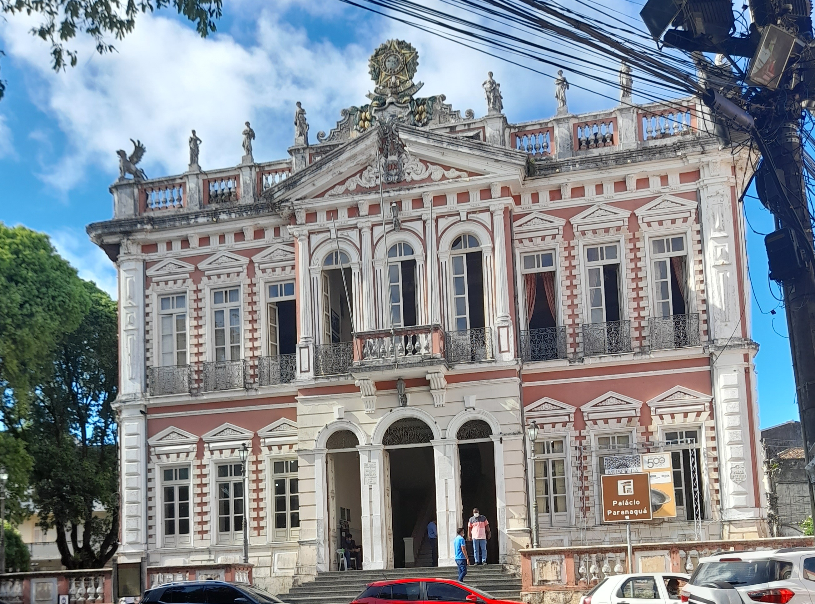 Palácio Paranaguá, em Ilhéus, com arquitetura histórica e praça no entorno