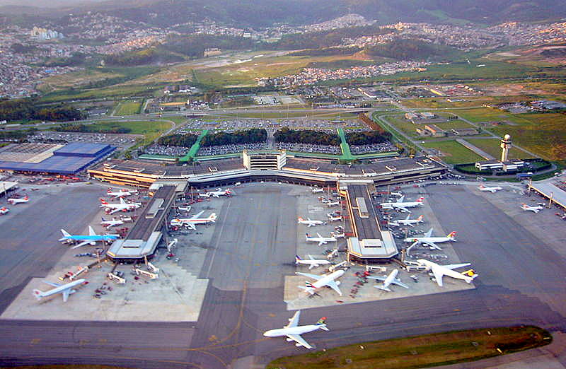 Vista aérea de área urbana densa na Grande São Paulo, com avenidas, prédios e bairros compactos