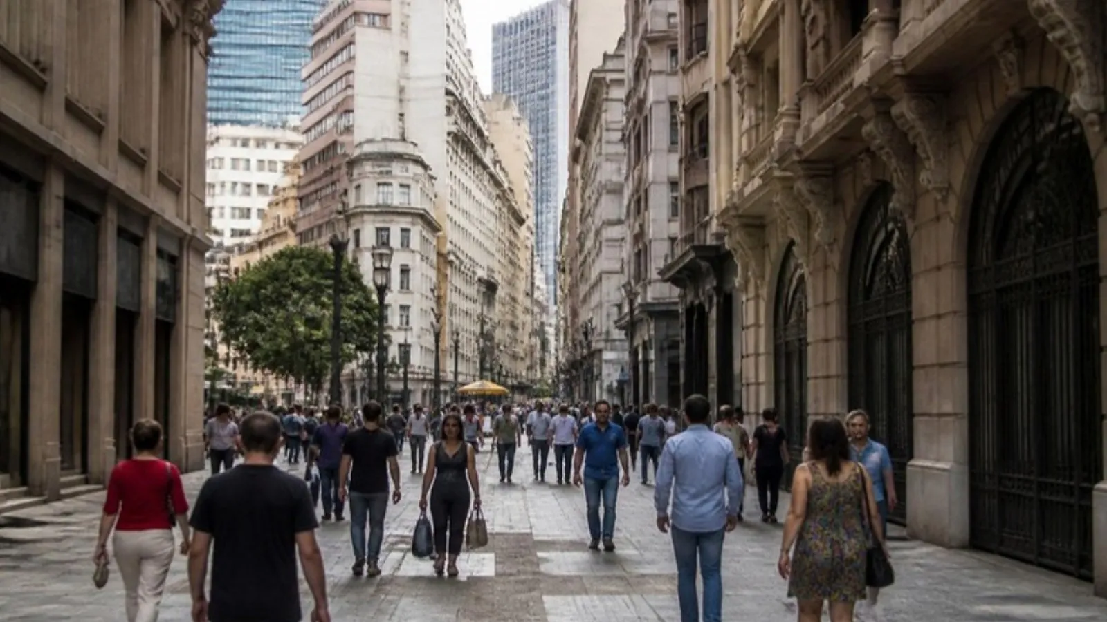 Imagem ilustrativa: calçadão com prédios históricos no Centro de São Paulo