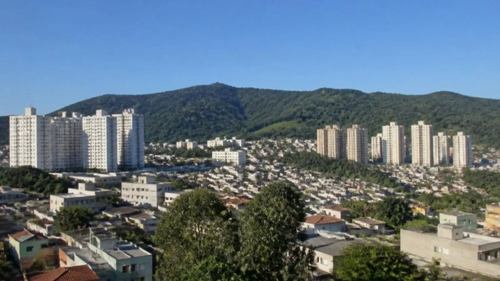 Vista de bairro residencial com a Serra da Cantareira ao fundo, na Zona Norte de São Paulo (imagem ilustrativa)
