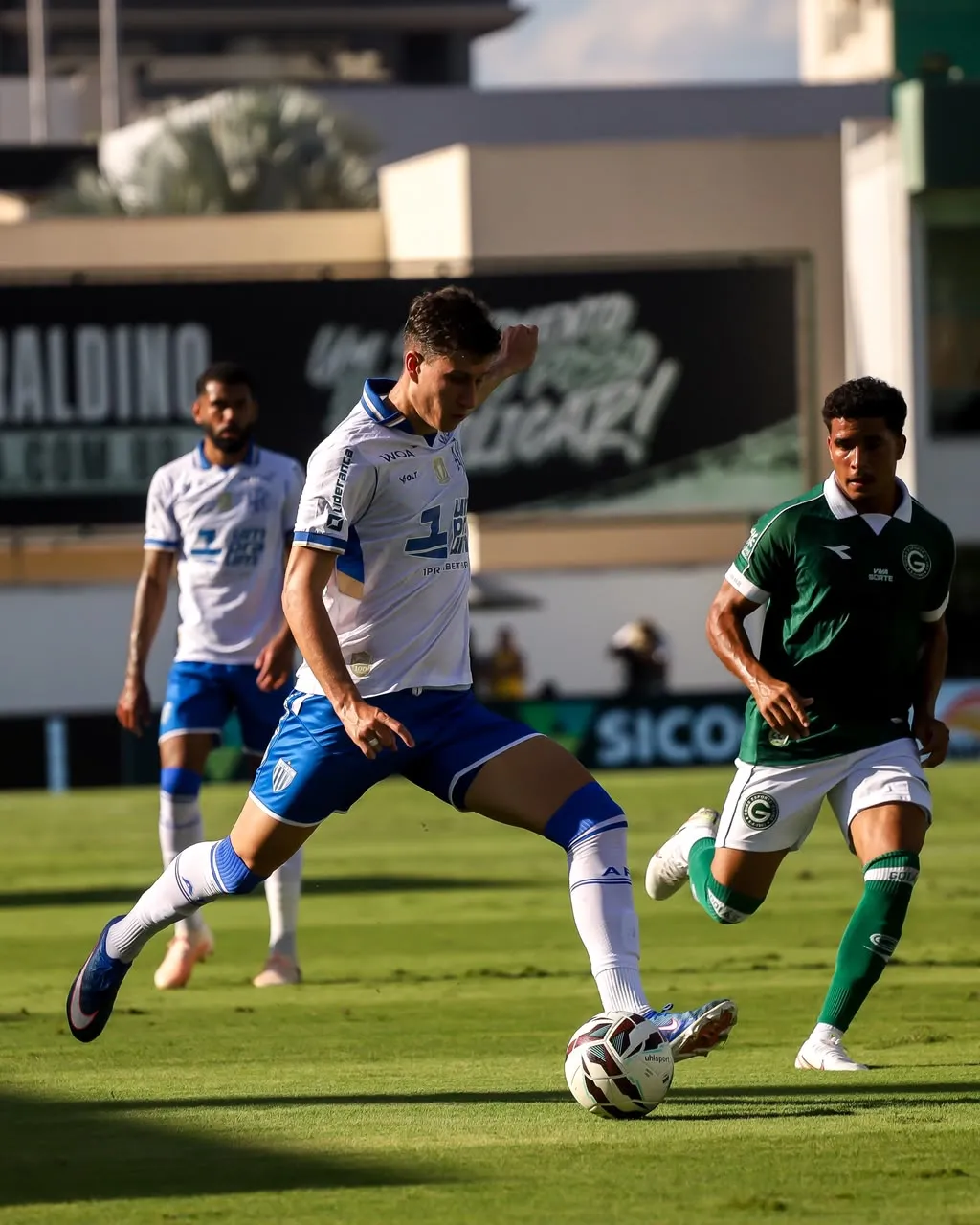 Avaí desperdiça vantagem, perde de virada e segue abraçado ao Z-4 - Goias 2 x 1 Avai