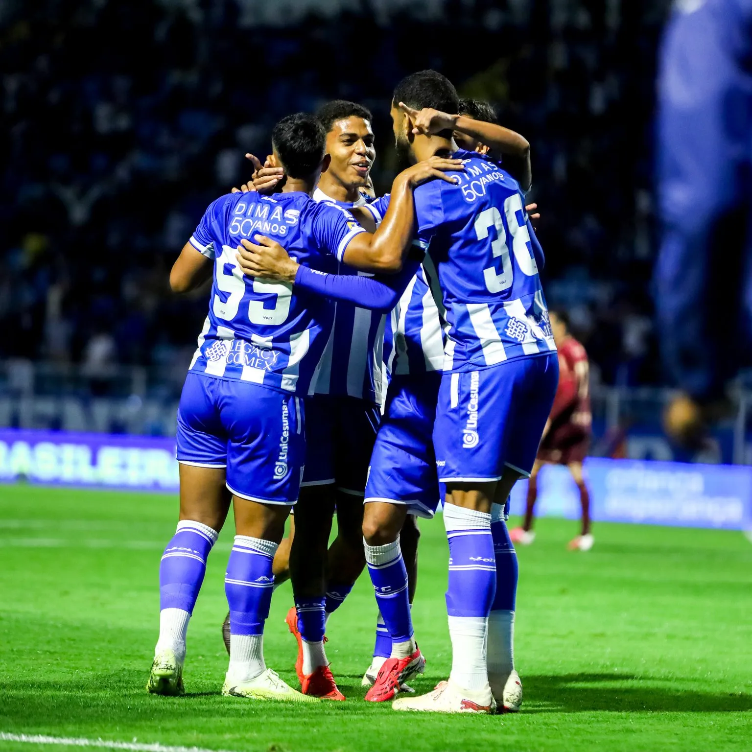 Avaí vence, a torcida empurra, mas a luta continua