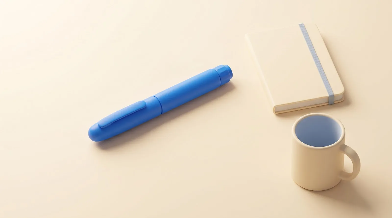 Ilustração vista de cima, em render suave sobre fundo creme: uma caneta injetora azul com tampa deitada ao lado de um caderno pequeno fechado, creme com elástico azul-claro, e de uma caneca creme.