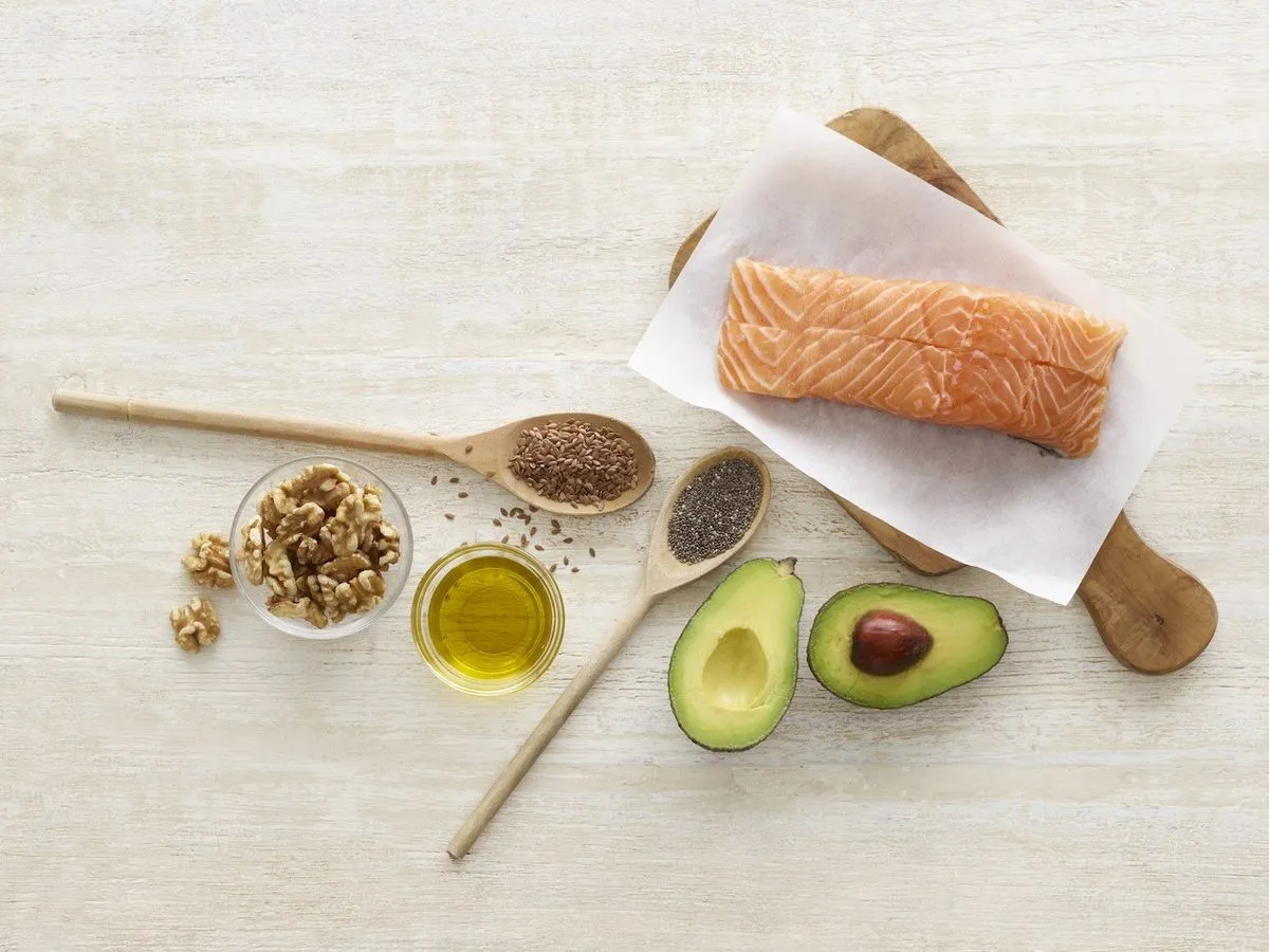 Refeição equilibrada com feijão, arroz integral, legumes, peixe, aveia, maçã e castanhas