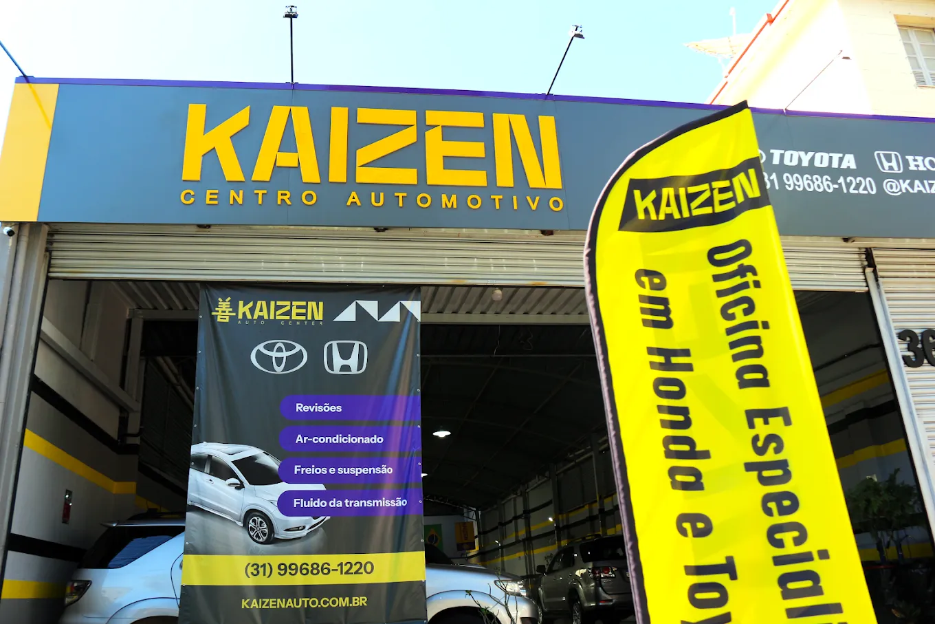 Carro de passeio em ambiente automotivo com foco em direção econômica e manutenção preventiva
