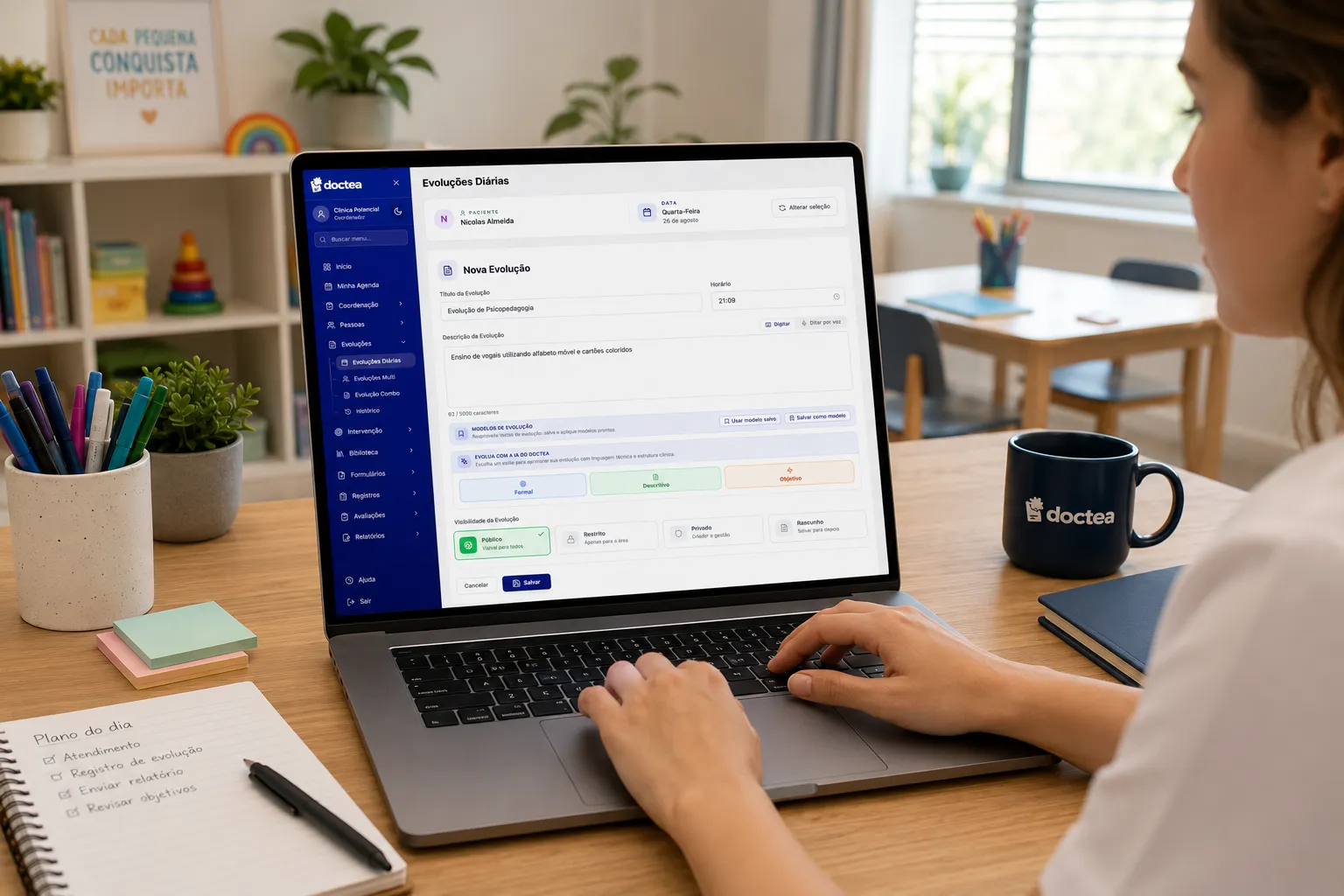 Terapeuta registrando evolução clínica no notebook após atendimento em sala organizada