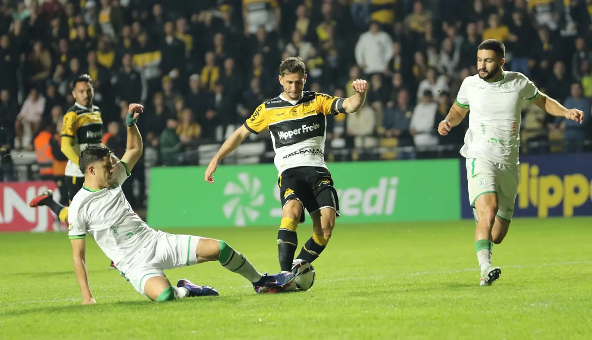 CRICIÚMA VENCE NA RAÇA, CHEGA AOS 56 PONTOS E SEGUE FIRME NA BRIGA PELO ACESSO À SÉRIE A!