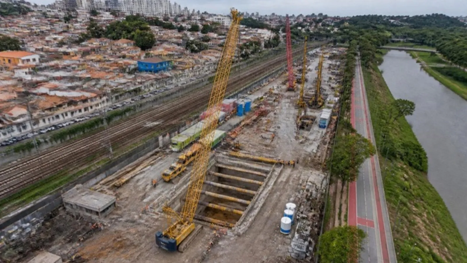 Imagem ilustrativa: obra de estação de metrô ao lado da linha de trem na zona leste