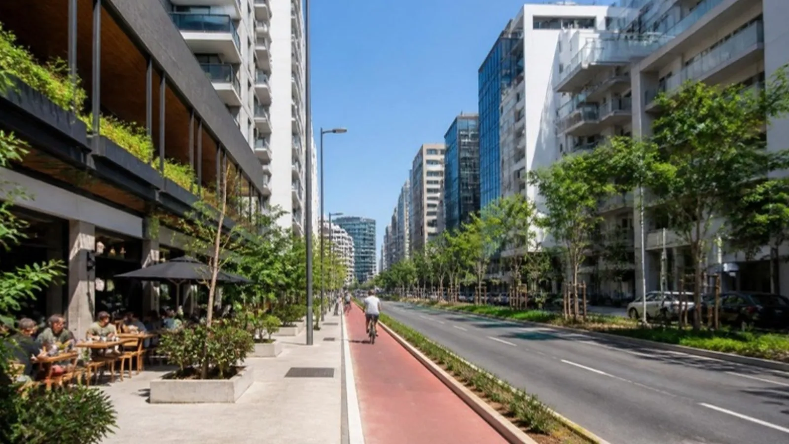 Avenida com ciclovia, cafés e prédios em Pinheiros, São Paulo (imagem ilustrativa)