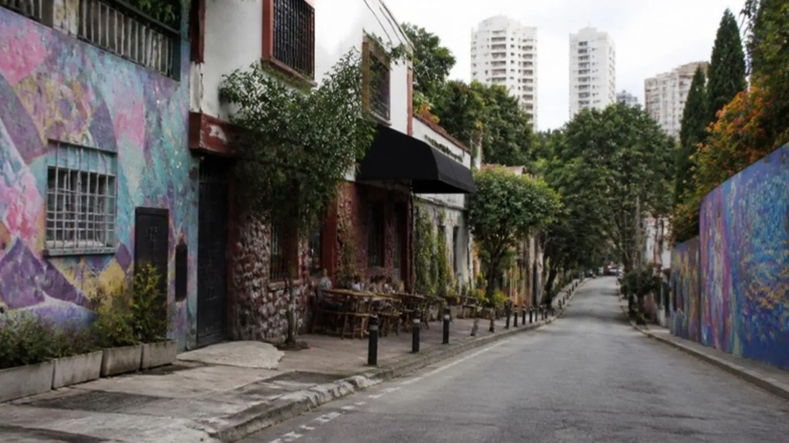 Rua com grafites e bares na Vila Madalena, em São Paulo (imagem ilustrativa)