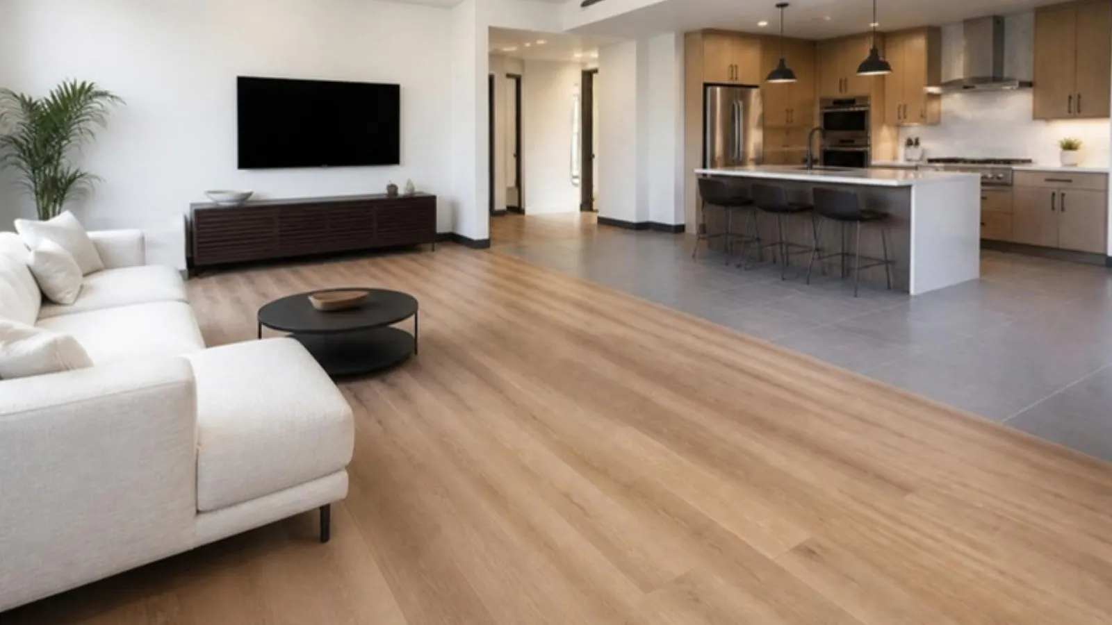 Sala de apartamento com piso vinílico amadeirado (imagem ilustrativa)
