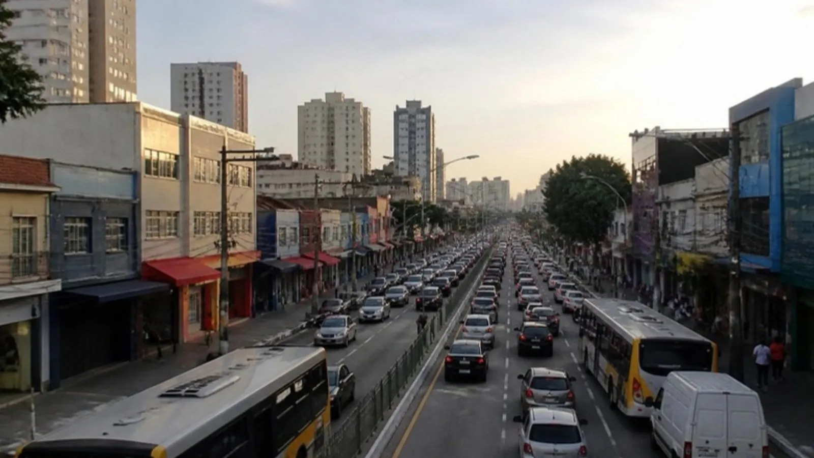 Avenida com prédios residenciais na Zona Sul de São Paulo (imagem ilustrativa)