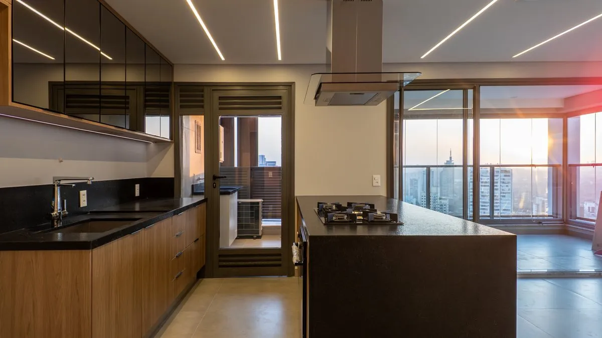 Cozinha com ilha e marcenaria sob medida em apartamento reformado pela Decorafit
