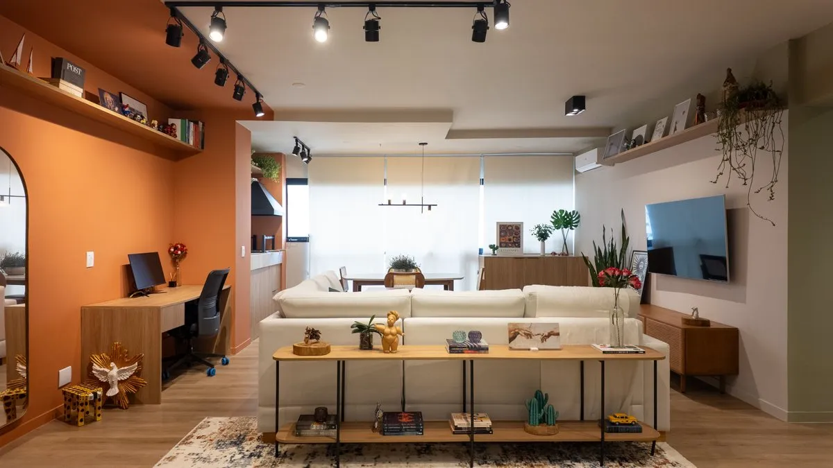 Sala integrada com home office reformada pela Decorafit, clique para pedir orçamento