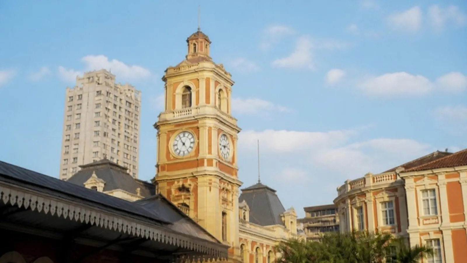 Fachada histórica e prédios no Centro de São Paulo (imagem ilustrativa)