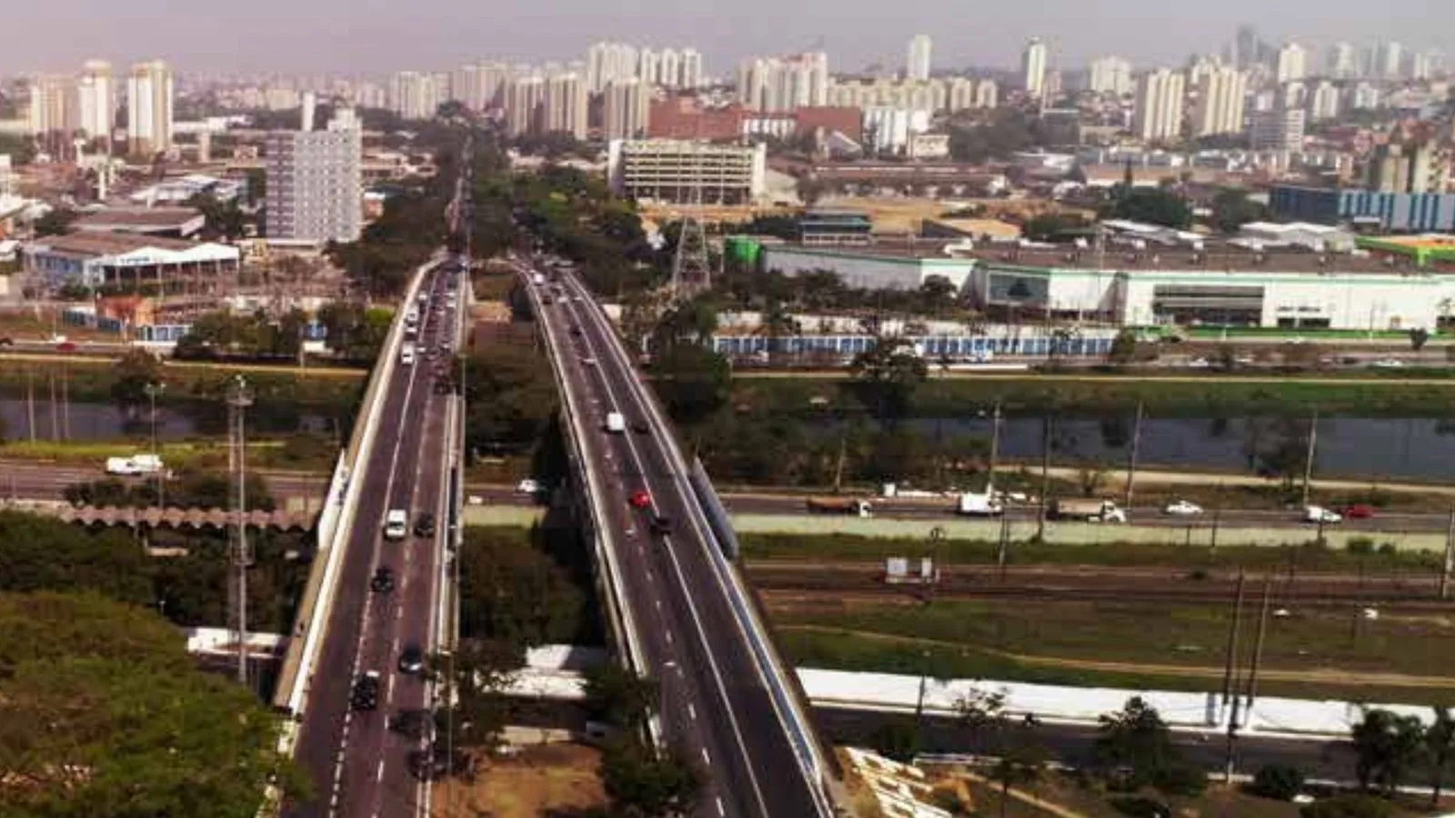 Vista aérea de avenida na Zona Oeste de São Paulo, no entorno do Life Jaguaré, da Tenda (imagem ilustrativa do book)