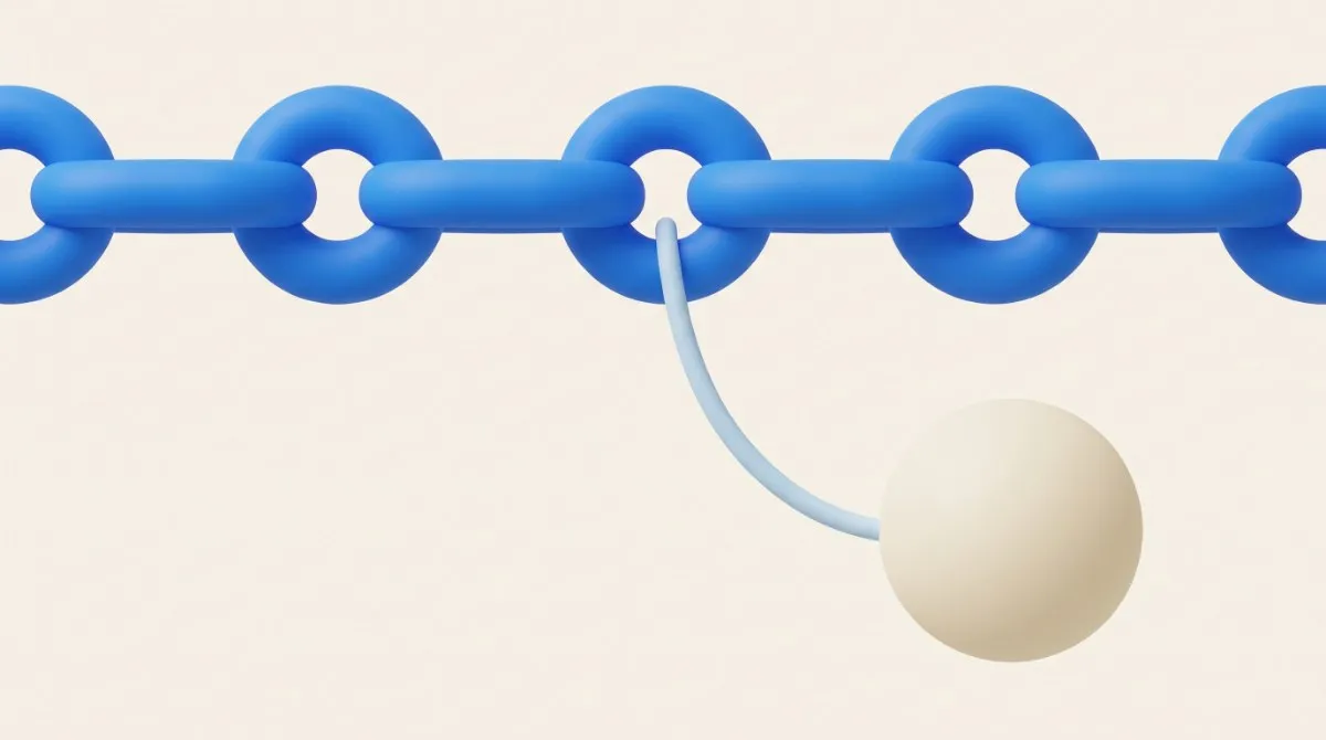 Ilustração em render suave sobre fundo creme: uma corrente de elos azuis atravessa o quadro e, de um dos elos, uma haste fina azul-clara desce e ancora numa esfera creme grande, como um barco amarrado