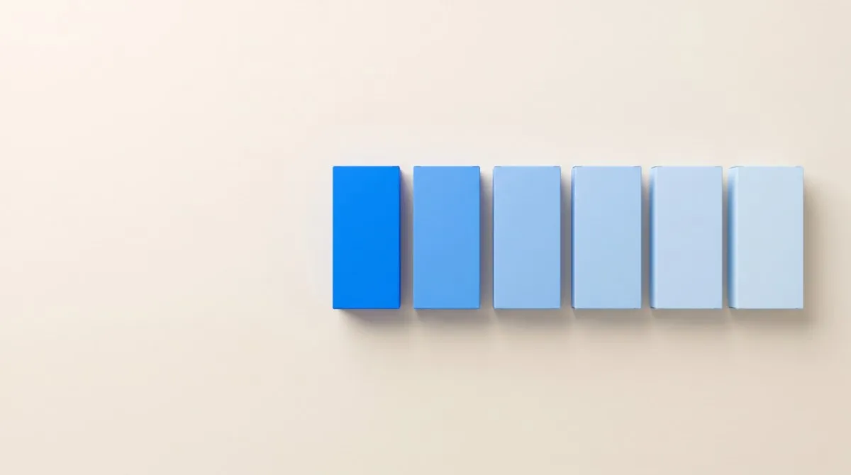 Ilustração vista de cima, em render suave sobre fundo creme: seis caixas de remédio iguais e sem rótulo enfileiradas, a primeira em azul vivo e as outras cinco em azuis cada vez mais claros.