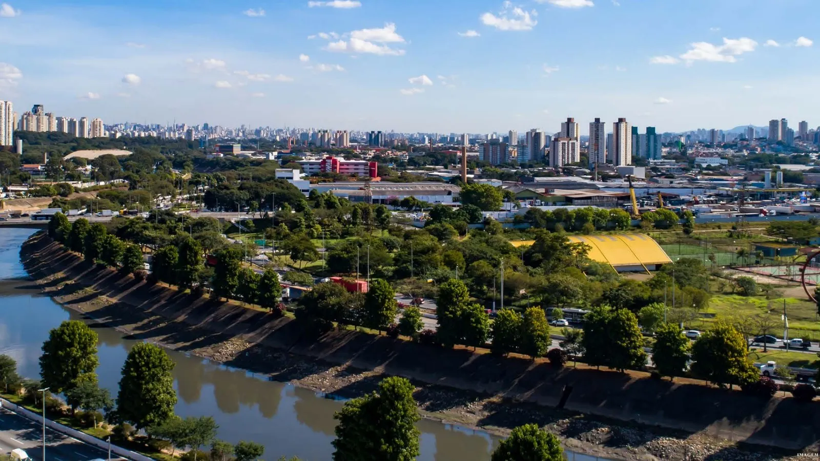 Vista aérea da Zona Leste de São Paulo, no entorno do Oásis Penha, da Tenda (imagem ilustrativa do book)