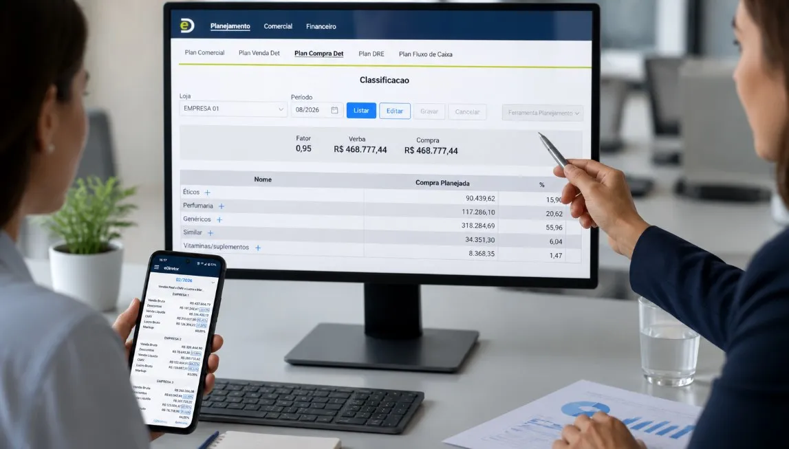 Gestor analisando compras digitalizadas em notebook e tablet, com papéis ao lado em um escritório profissional