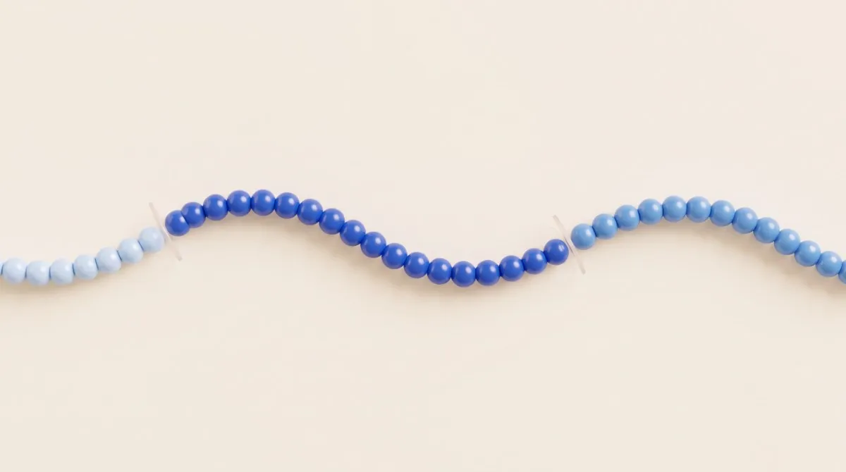 Ilustração abstrata sobre fundo creme: um único fio de contas em curva suave, dividido em três trechos por cor, azul-claro, azul-escuro e azul-médio, com duas marcas finas nos pontos de corte, como uma sequência cortada em pedaços.