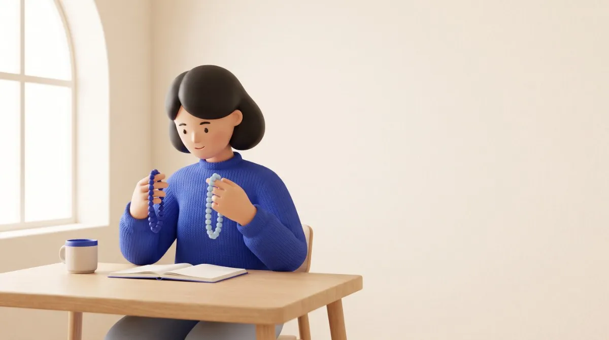 Ilustração de uma mulher de cabelo escuro e suéter azul sentada a uma mesa de madeira numa sala clara, erguendo com cada mão um fio curto de contas, um azul-escuro e outro azul-claro, comparando os dois. Na mesa, um caderno aberto em branco e uma caneca. Luz da janela à esquerda.