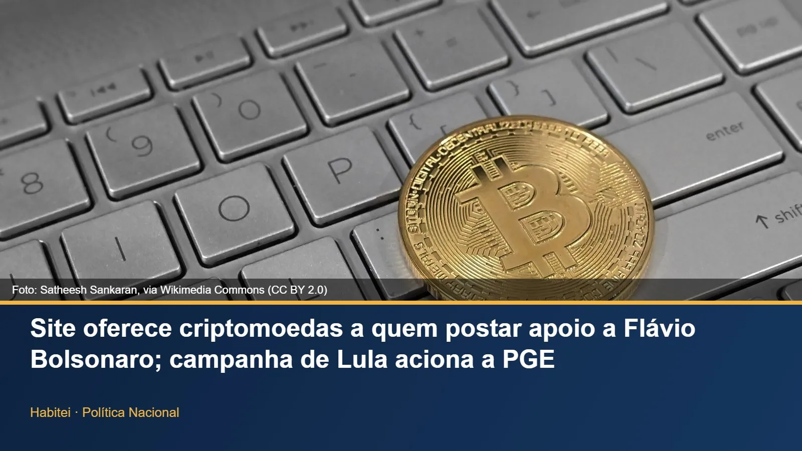Moeda de bitcoin sobre teclado de notebook