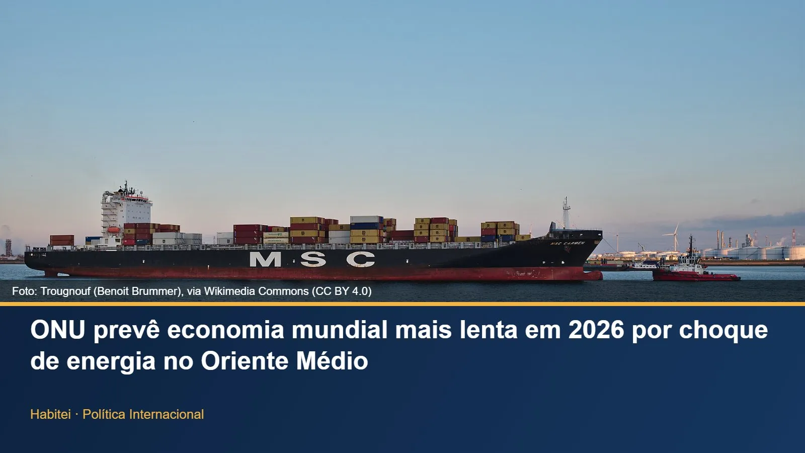 Navio porta-contêineres rebocado no porto de Antuérpia