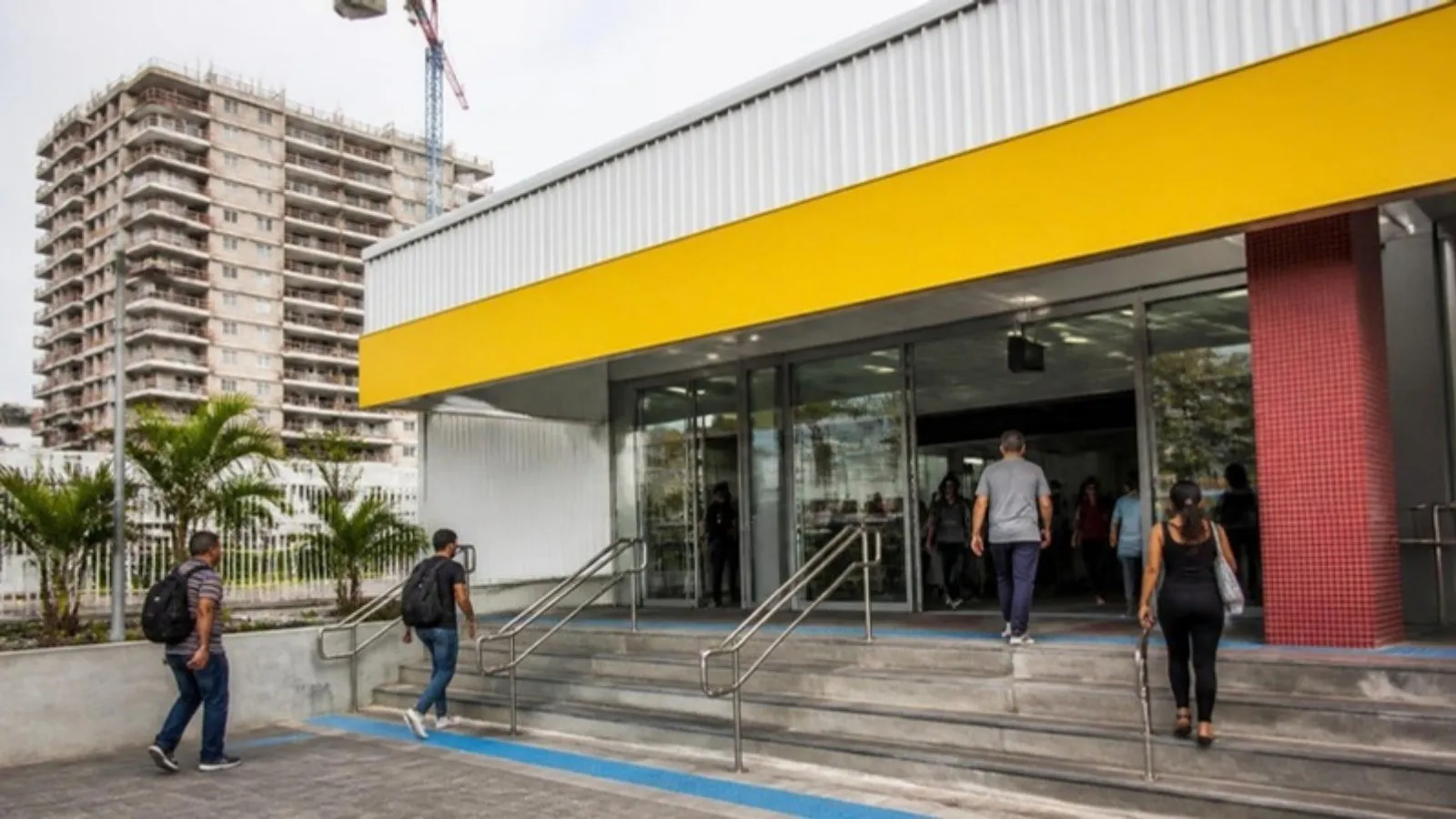 Imagem ilustrativa: entrada de estação de metrô em São Paulo com prédio residencial ao fundo